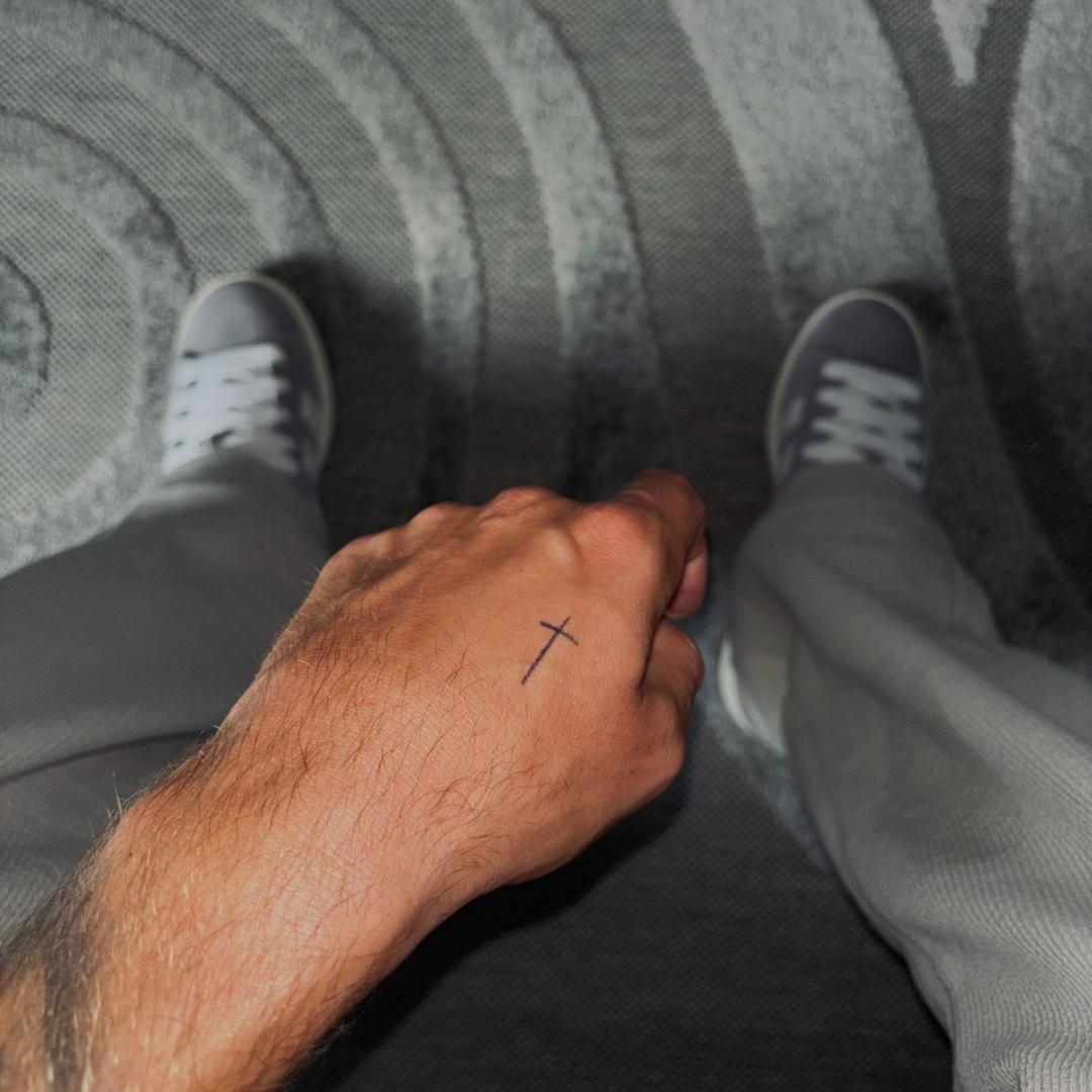 Cruz de tatuaje temporal