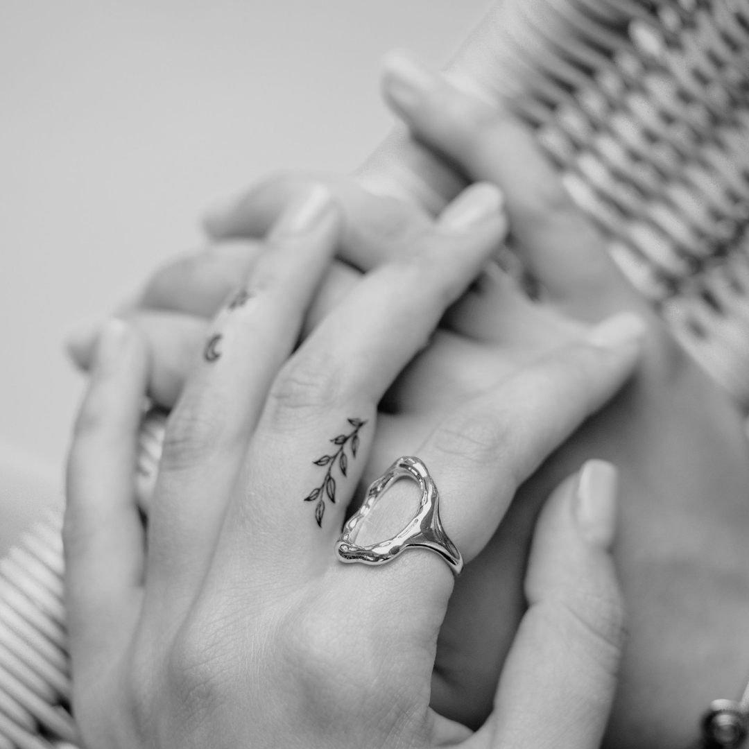 Los 10 diseños temporales de tatuajes metálicos más populares del momento