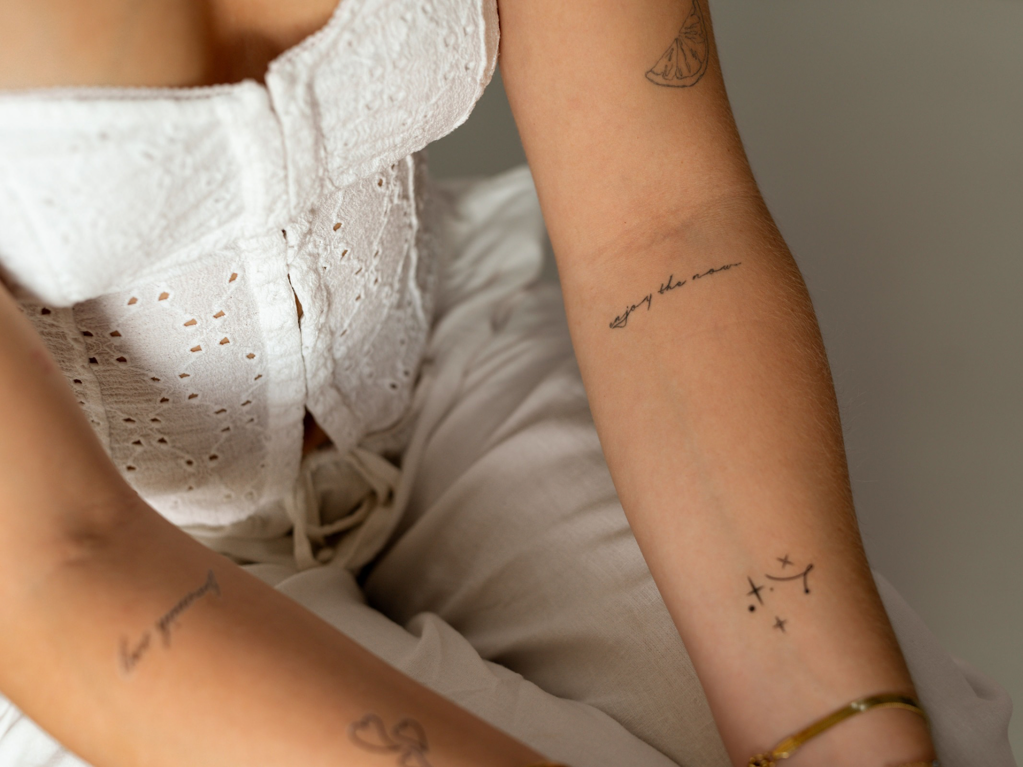 Tatuaje fineline: todo sobre este estilo de tatuaje sutil y cómo probarlo