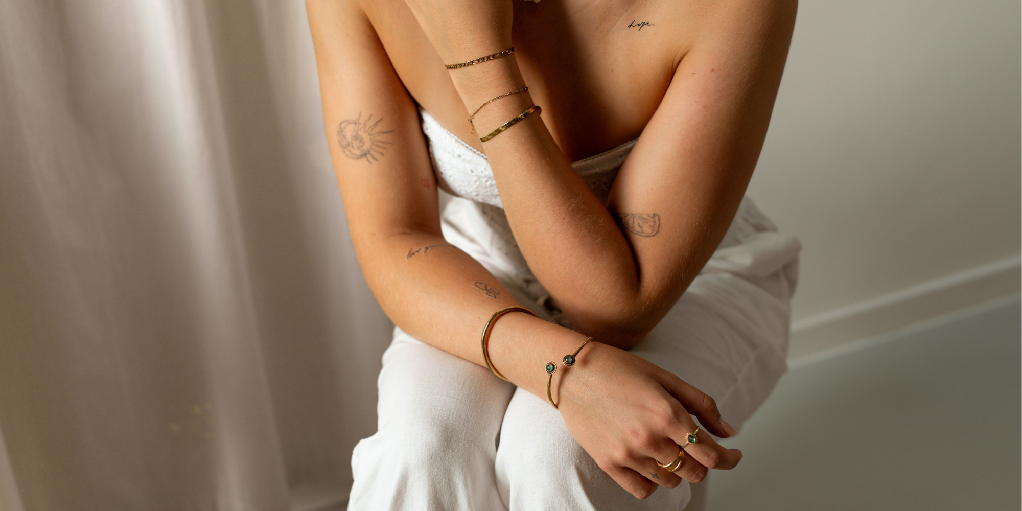 Tatuaje en la clavícula: inspiración, significado y consejos para este lugar elegante