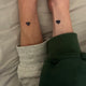 Tatuaje temporal corazón negro