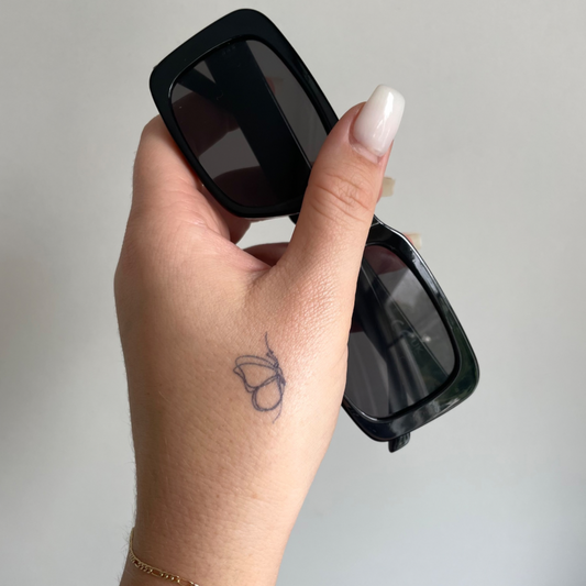 Tatuaje temporal mariposa fineline