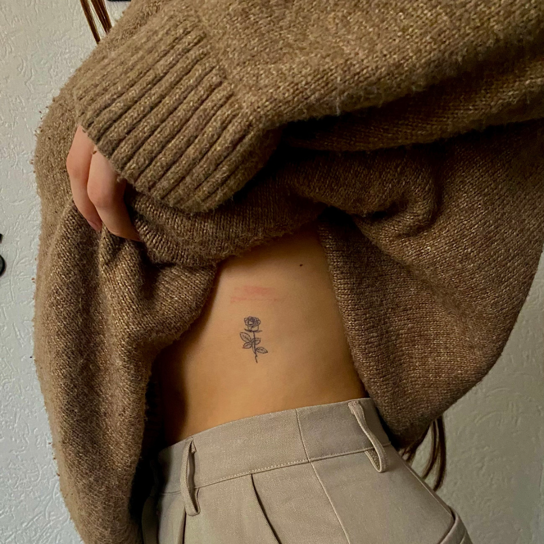 Tatuaje temporal rosa