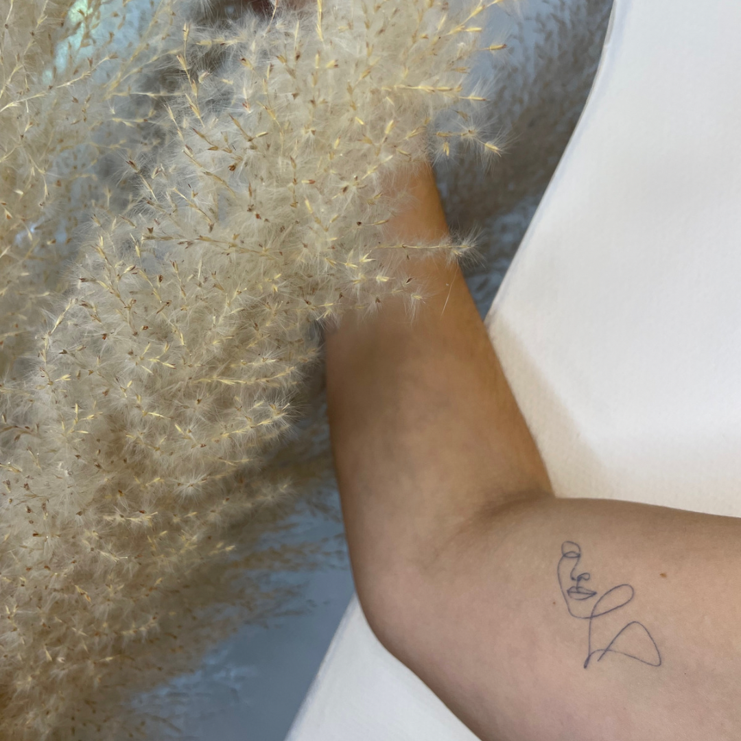 Tatuaje temporal cara fineline