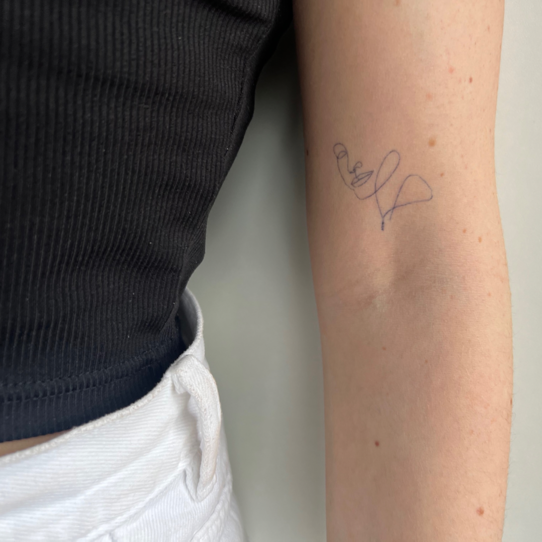 Tatuaje temporal cara fineline