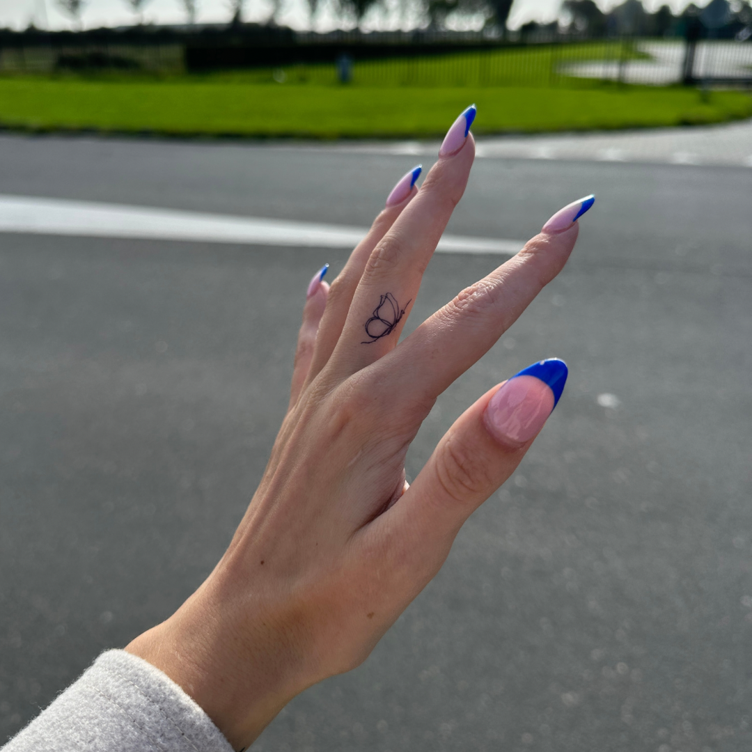 Tatuaje temporal mariposa fineline