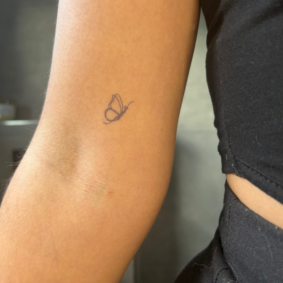 Tatuaje temporal mariposa fineline