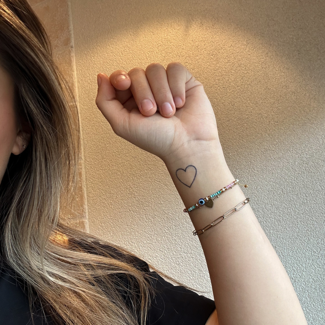 Tatuaje temporal de corazón