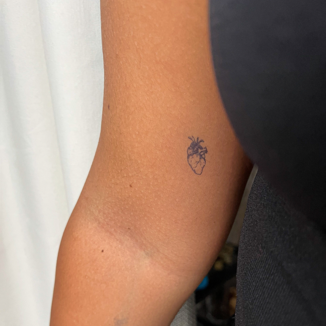Tatuaje temporal corazón orgánico
