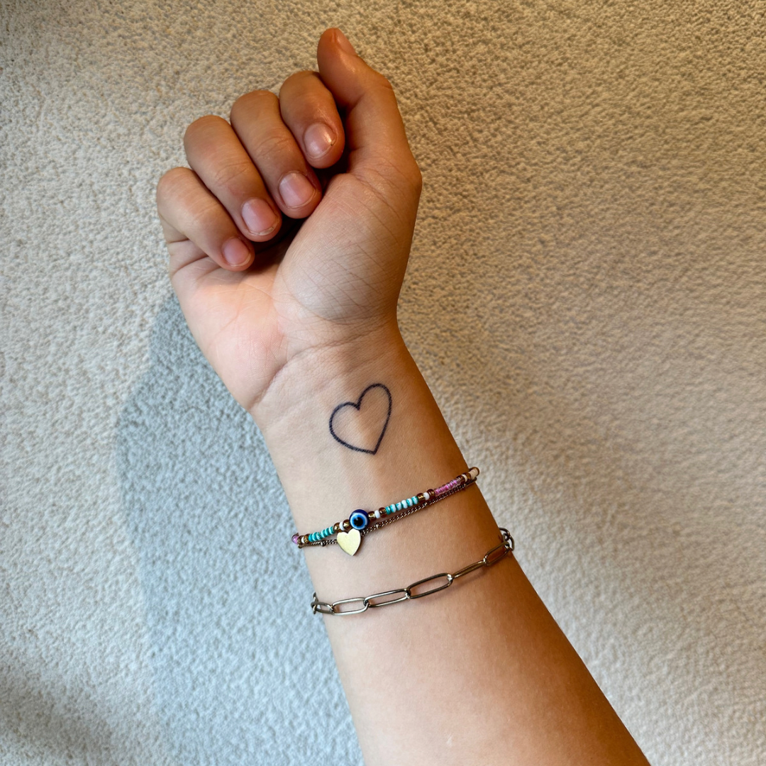 Tatuaje temporal de corazón