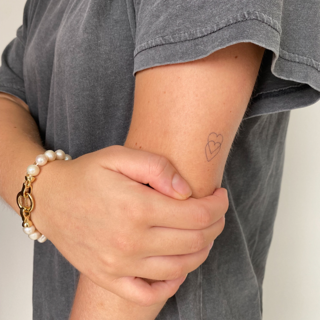 Tatuaje temporal doble corazón