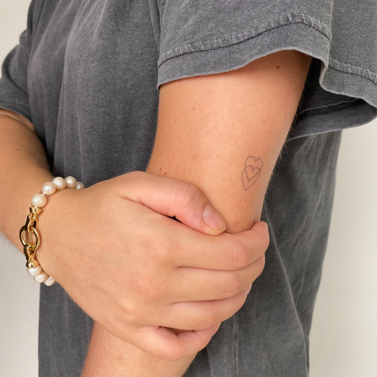 Tatuaje temporal doble corazón