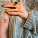 Tatuaje temporal mariposa y planta.