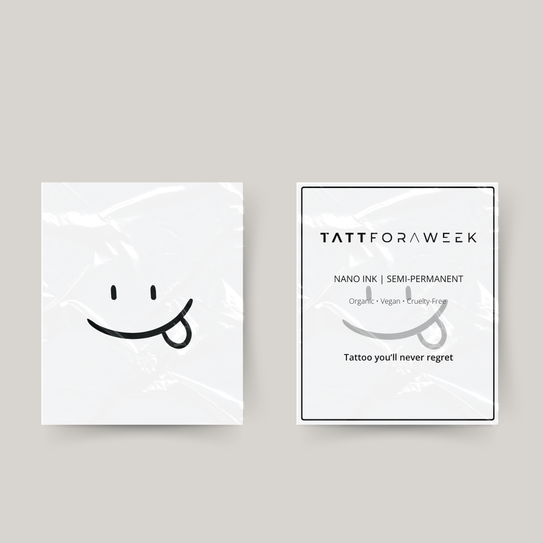 Tatuaje temporal de sonrisa con lengua