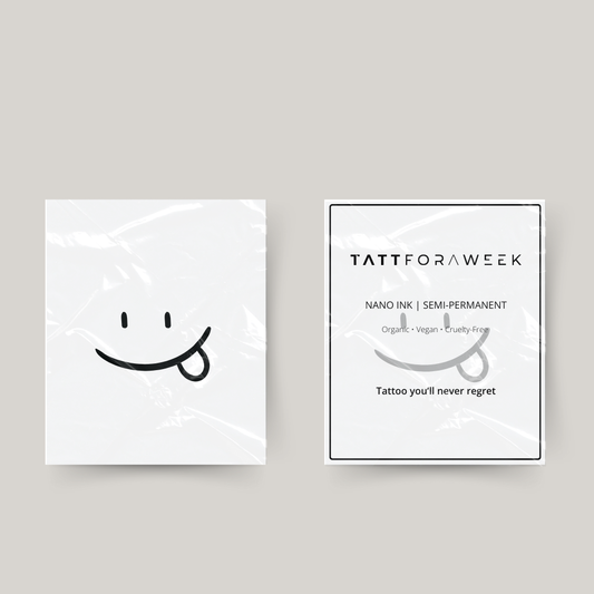 Tatuaje temporal de sonrisa con lengua